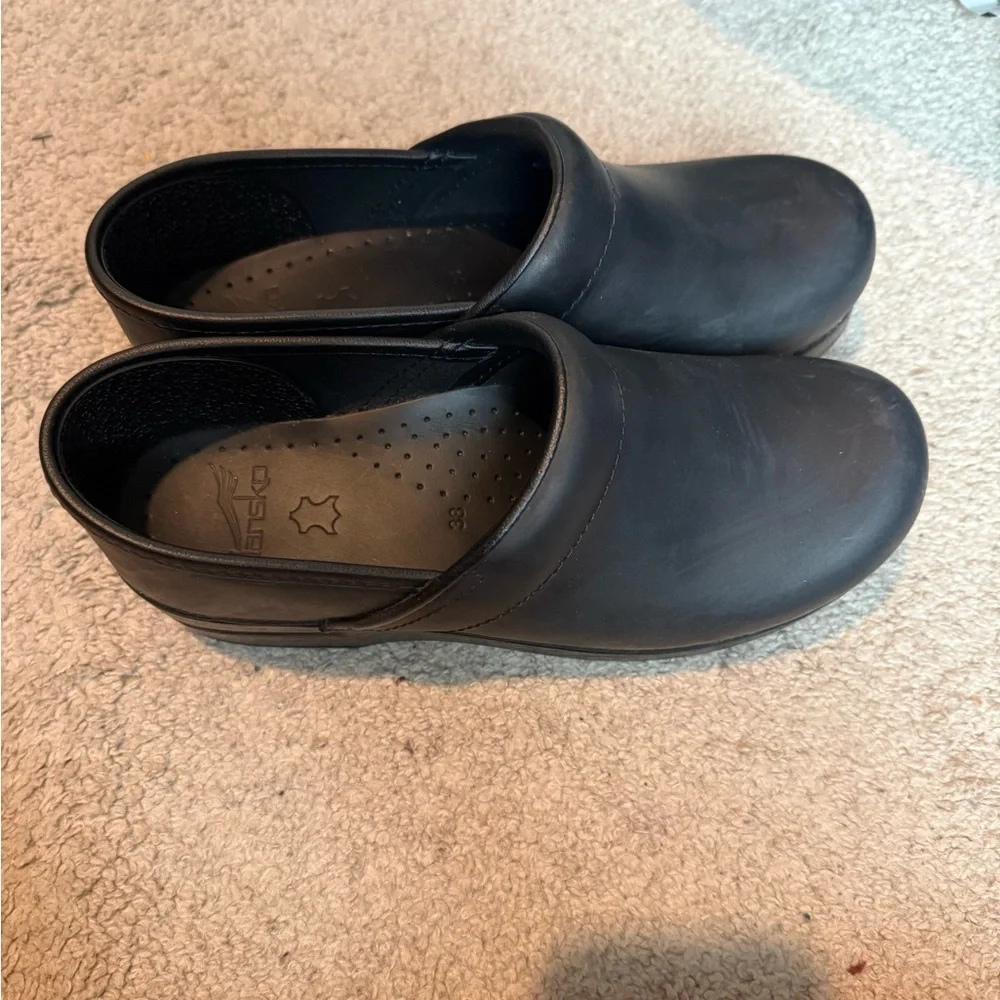 LIKE NEW Dansko Black Slip-On Clogs, Women’s 38 // 7.5-8 - Picture 4 of 10